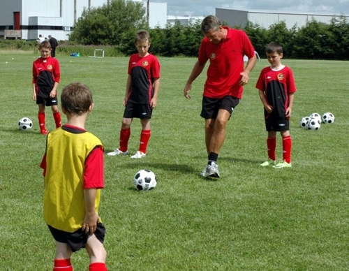 چگونه اصطکاک بین والدین و مربیان فوتبال در مدارس و آکادمی های فوتبال را کاهش دهیم | FCDORFAK